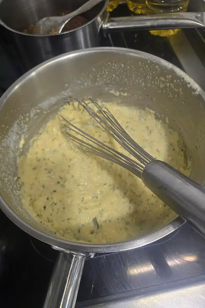 Hirschbäckchen mit cremiger Bergkräuter-Polenta & Granatapfel Cremige Bergkräuter-Polenta mit Grana Padano im Topf