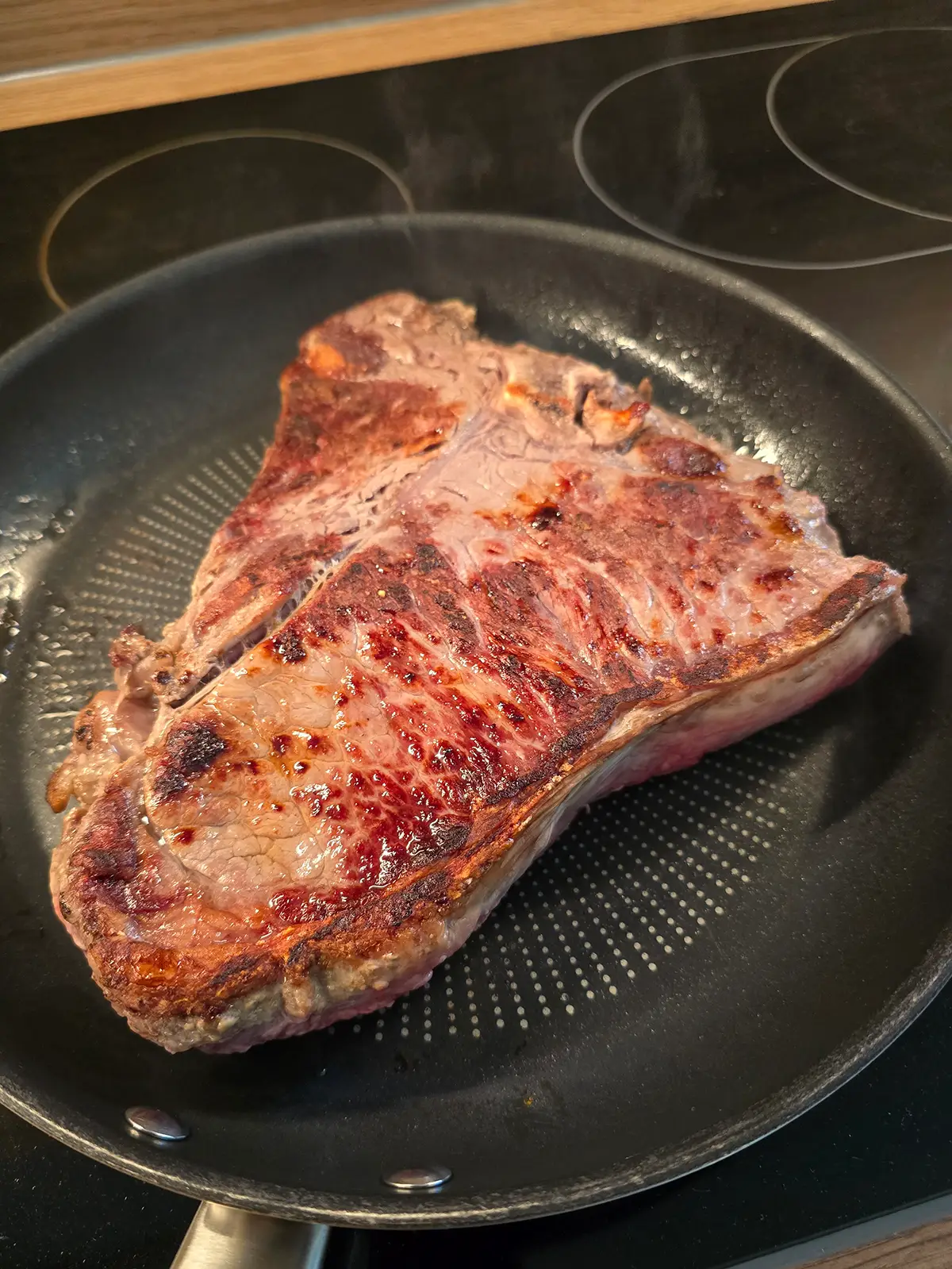 Chianina-Rind: Herkunft, Fleisch, IGP und richtige Zubereitung Chianina-Steak nach dem Anbraten in der Pfanne