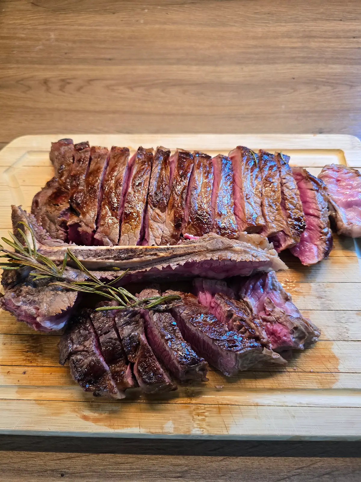 Chianina-Rind: Herkunft, Fleisch, IGP und richtige Zubereitung Aufgeschnittenes Chianina-Steak mit rosa Gargrad