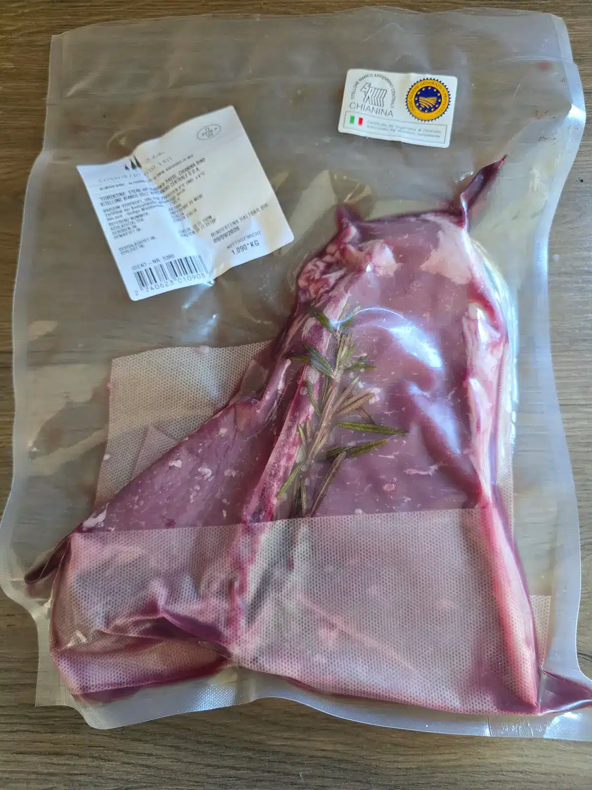 Chianina-Rind: Herkunft, Fleisch, IGP und richtige Zubereitung Verpacktes Chianina-Steak mit Herkunftskennzeichnung