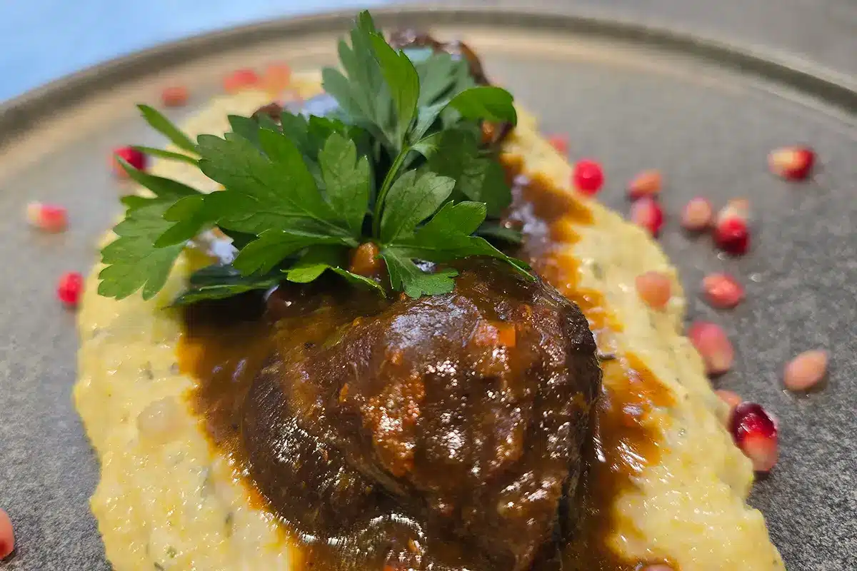 Hirschbäckchen mit cremiger Bergkräuter-Polenta & Granatapfel Hirschbäckchen mit cremiger Bergkräuter-Polenta und Granatapfel