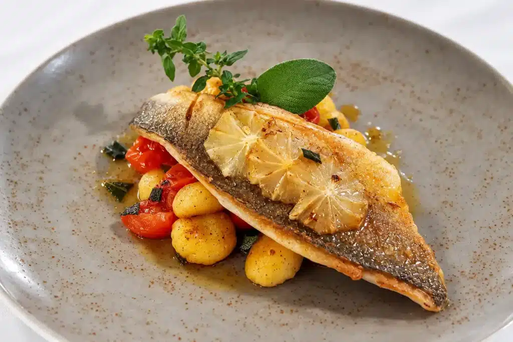 Gebratenes Doradenfilet mit Zitronenscheiben auf Salbeignocchi Doradenfilet mit gebratenen Zitronenscheiben auf Salbeignocchi mit Kirschtomaten