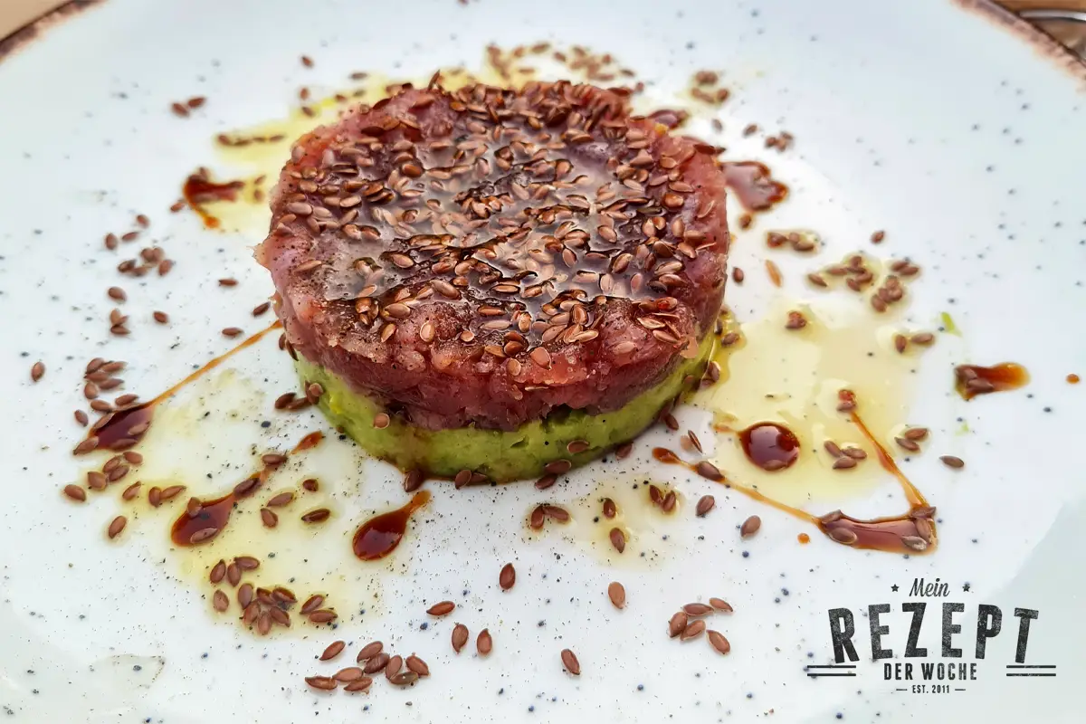 Thunfischtatar auf Avocadocreme mit Olivenöl & Leinsamen Thunfischtatar auf Avocadocreme mit kretischem Olivenöl, schwarzem Pfeffer und Leinsamen
